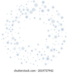 Los delicados copos de nieve azul a cielo abierto se dispersan sobre un fondo blanco. Fondo festivo, diseño postal, papel tapiz