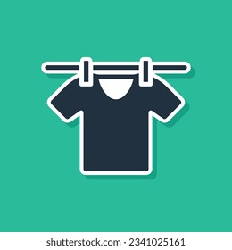 Icono de ropa de secado azul aislado en fondo verde. Camiseta limpia. Lávese la ropa en una cuerda con espinas de tela. Cuidado de la ropa y limpieza.  Vector