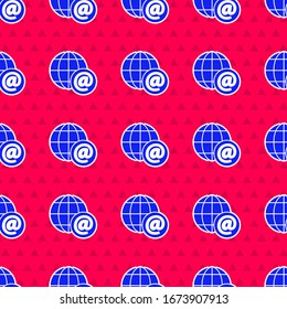 Blue Earth globo con icono de correo y correo electrónico aislado sin fisuras en el fondo rojo. Símbolo de sobres e-mail. Signo de mensaje de correo electrónico.  Ilustración vectorial