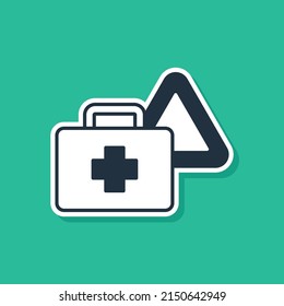 Kit de primeros auxilios azul e icono del triángulo de advertencia aislado en fondo verde. Debe estar en el auto.  Vector