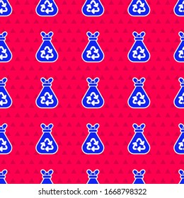 Bolsa azul de basura con icono de símbolo de reciclaje aislado sin fisuras en el fondo rojo. Icono de Basura. Signo de la canasta de reciclaje. Ilustración vectorial