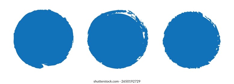 Blaue Grunge-Kreisbürste. Runder Stempelvektor einzeln auf weißem Hintergrund. blauer Stempelvektor für farbiges Abzeichen, Siegel, Tinte. Abstrakte blaue Farbe Pinselstrich Kreise Pack. Satz von blauem Bürstenkreis.