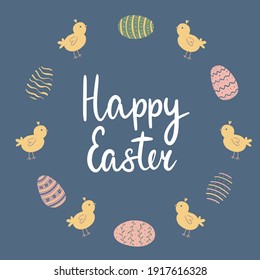 Azul feliz con letras de la mano de Pascua con huevos ilustrados y pollo. Tarjeta de saludo, afiche, decoración de productos de Pascua