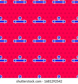 Icono de manómetro y tubo metálico de la industria azul aislado en un patrón sin fisuras en el fondo rojo. Ilustración vectorial