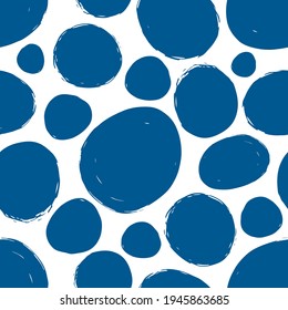 Círculos de tinta azul aislados sobre fondo blanco. Patrón sin soldadura monocromo de manchas geométricas sin cortes. Dibujo gráfico plano vectorial simple a mano. Textura.