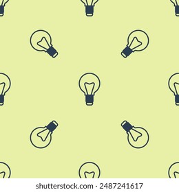 Bombilla de luz azul con concepto de icono de idea aislado patrón sin costuras sobre fondo amarillo. Símbolo de energía e idea. Concepto de Inspiración.  Vector