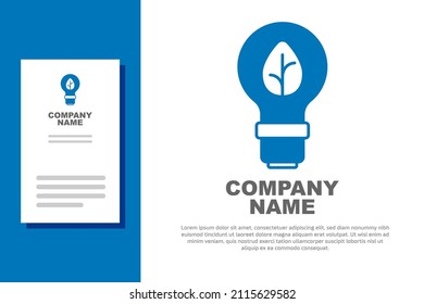 Bombilla azul con icono de hoja aislada en fondo blanco. Concepto de energía ecológica. Concepto de energía alternativa. Elemento de plantilla de diseño de logotipo. Vector