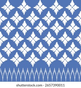 Um tecido azul e azul claro com padrões de diamante com linhas tracejadas brancas e motivos ikat azuis e brancos abstratos dentro de cada diamante.