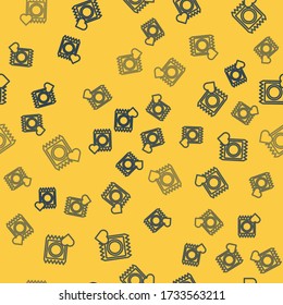 Condón de línea azul en el icono del paquete aislado patrón sin fisuras en el fondo amarillo. Símbolo de amor seguro. Método anticonceptivo para hombres.  Ilustración vectorial