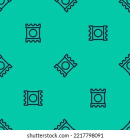 Línea azul Condón en el icono de sexo seguro del paquete aislado patrón sin fisuras en el fondo verde. Símbolo de amor seguro. Método anticonceptivo para hombres.  Vector