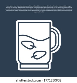 Icono de la Copa de la Línea Azul de té y hoja aislado en fondo azul. Vector