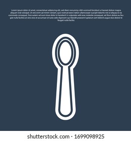 Línea azul Icono de cuchara de plástico desechable aislado en fondo azul. Ilustración vectorial