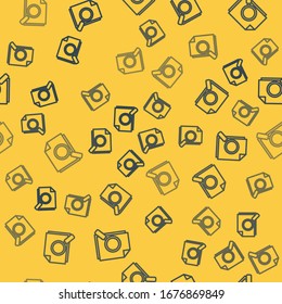 Documento de línea azul con icono de búsqueda aislado patrón transparente en fondo amarillo. Icono de archivo y lupa. Signo de investigación analítica.  Ilustración vectorial