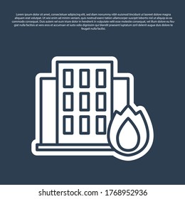 Línea azul Fuego en un icono de la casa quemada aislado en fondo azul. Concepto de seguro. Seguridad, seguridad, protección, concepto de protección. Vector.