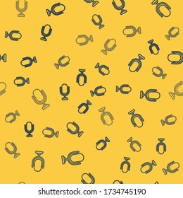 Icono de micrófono de línea azul aislado patrón transparente en fondo amarillo. En el micrófono del micrófono del radio de aire. Firma del altavoz.  Ilustración vectorial