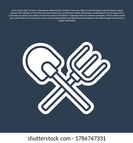 Icono de pala y rastrillo de línea azul aislado en fondo azul. Herramienta para horticultura, agricultura, jardinería, agricultura. Cultivo terrestre. Vector