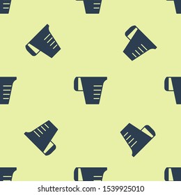 Blue Measuring cup to measure dry and liquid food icon isolated seamless pattern on yellow background. Plastic graduated beaker with handle.  Vector Illustration