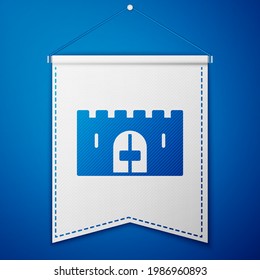 Puerta del castillo medieval azul en un icono de pared de piedra aislado de fondo azul. Fortaleza medieval. Protección contra enemigos. Plantilla de inclinación blanca. Vector
