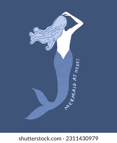 Blaue Meerjungfrau-Illustration, Frau mit schönem Haar und Schwanz. Meersommer-Design, inspirierendes Zitat Mermaid im Herzen. Vektornautische Kunst.