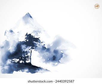 Blauer nebeliger Berg mit Waldbäumen. Traditionelle japanische Tintenwäsche-Malerei sumi-e. Hieroglyphe - Geist.