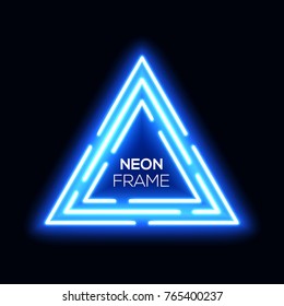 Triángulos de luz de neón azul. Marco techno brillante. Club nocturno eléctrico brillante 3d signo. Diseño de Anuncio sobre fondo azul oscuro. Fondo de tecnología abstracta de neón con brillo. Tecnología Ilustración vectorial EPS 10