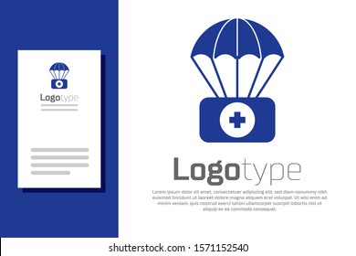Paracaídas azul con el icono del kit de primeros auxilios aislado en el fondo blanco. Seguro médico. Elemento de Plantilla de diseño de logotipo. Ilustración vectorial