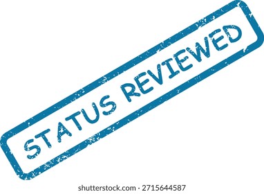 Uma impressão de carimbo retangular azul com um efeito grunge exibe "STATUS REVIEWED" diagonalmente em um fundo branco nítido.