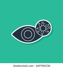 Ojo Rojo Azul debido al icono de la conjuntivitis bacteriana o alérgica aislado en el fondo verde. Ilustración vectorial