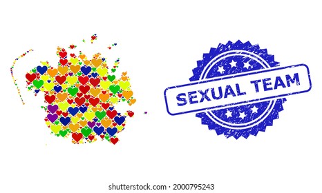 Blauer Rosette-Grunge-Siegel mit Sexual Team-Text. Vektor mosaic LGBT Karte von Mikronesien Insel mit Liebe Herzen. Karte der Insel Mikronesien Collage entworfen mit Liebe Herzen in bunten Farben.