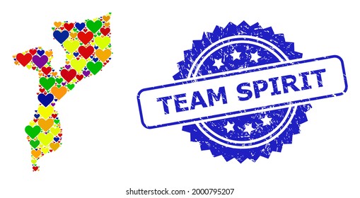 Sello de goma de rosette azul con la frase de espíritu del equipo. Mapa de Mozambique con mosaico de vectores LGBT con corazones. Mapa del collage de Mozambique compuesto con corazones amorosos en tingles de color.
