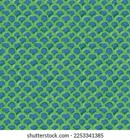 papel pintado de color escamoso azul brillante patrón decorativo sin fisuras con ornamentos circulares solapados sobre fondo verde.
