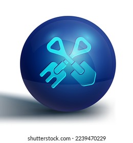 Icono de pala azul y rastrillo aislado en fondo blanco. Herramienta para horticultura, agricultura, jardinería, agricultura. Cultivo terrestre. Botón de círculo azul. Ilustración vectorial
