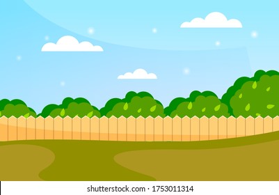 Fondo azul del cielo con cercas de madera y césped decorativas. Esgrima de jardín, patio trasero de verano. Paisaje veraniego con valla tradicional de piquete con árboles verdes contra un cielo claro y brillante