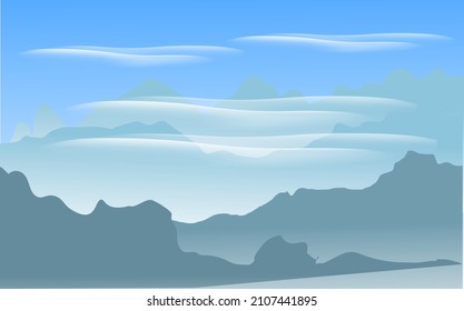 der blaue Himmel, der vom bewölkten Berg aus gesehen wird, der dünn neblig ist, sieht wie ein sehr schöner Anblick aus