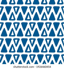 Blaue kleine Tintendreiecke einzeln auf weißem Hintergrund. Cute monochrome geometrische nahtlose Muster. Vektorflache, handgezeichnete Illustration. Textur.