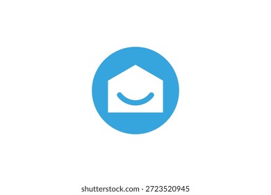 Un logotipo azul de la casa sonriente en un fondo blanco con un diseño simple