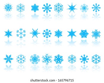 blaue Schneeflocken auf weißem Hintergrund mit Reflexion