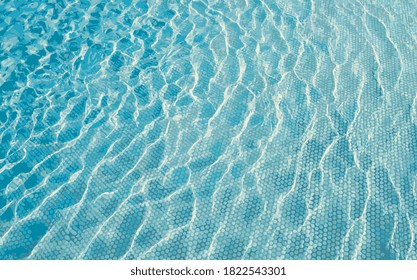 Olas de agua azules de verano con reflejos en la piscina. Fondo vectorial de poollado realista con patrón, textura o plantilla subacuáticos soleados