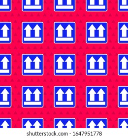 Azul Icono de este lado aislado sin fisuras en el fondo rojo. Dos flechas que indican la parte superior del embalaje. Carga manipulada.  Ilustración vectorial