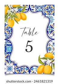 Blaue Fliesen und Zitrone Hochzeit Tischkarte. Mediterrane Brautdusche Zitrusdekor. Amalfi Coast Table Number Card druckbare Vorlage. Thematische Amalfi Küste Party Dekoration. Vektorillustration.