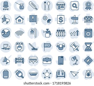 Conjunto de iconos de línea vectorial editable en tonos azules y sombras - vector de cuchara y tenedor, tienda, cargador, silla de oficina, medalla, búsqueda de documentos, pasador de dibujo, rastrillo, pulverizador de jardín, vial de análisis de sangre, termómetro, almacén