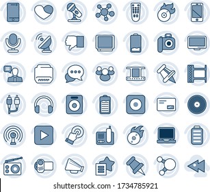 Conjunto de iconos de línea de vector editable de tonos azules y sombras - vector de antena satelital, marco de película, vinilo, disco de llama, cámara, micrófono, radio, altavoz, televisión, vídeo, control remoto, teléfono celular, diálogo