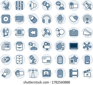Conjunto de iconos de línea vectorial editable en tonos azules - vector de televisión, antena satelital, marco de película, arcón de archivo, cámara, micrófono, noticias, altavoz, altavoces, ajustes, vídeo, pantalla táctil, auriculares
