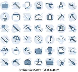 Tinta azul y sombra editable conjunto de iconos de línea vector - maleta vector, paraguas, sello, horquilla de la granja, cubo, podadera, hacha, hacha, cuero cabelludo, frágil, temas, estuche, cuchara, canasta, trabajo duro, trabajo, roca, sierra, caucho