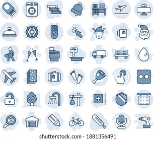 Tinta azul y sombra editable conjunto de iconos de línea vector - vector plano, salida, ducha, lavadora, mesa de vuelo, maleta, santa claus, copas de vino, sombrero de ciervo navideño, escritorio, gota de agua, banco, bicicleta, jamón