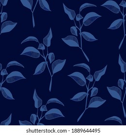 blaue BaumÄste auf dunklem Hintergrund