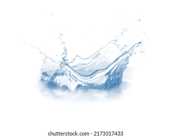 Agua azul salpicada y gotas aisladas sobre fondo blanco.