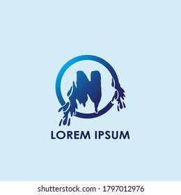 Diseño de la plantilla vectorial del logotipo N de la letra inicial del fragmento de agua azul.