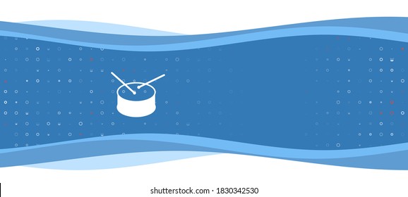 Banner ondulado azul con un símbolo de tambor blanco a la izquierda. En el fondo, hay pequeñas formas blancas, algunas de ellas rojas. Hay un espacio vacío para el texto en el lado derecho
