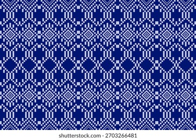 Patrón textil geométrico azul y blanco con motivos de diamantes, bloques estilo píxel y filas rítmicas simétricas. Ideal para el diseño de telas, estampados culturales y fondos decorativos.